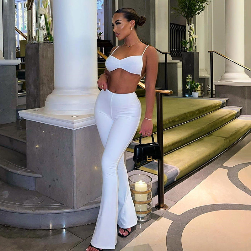 Conjunto blanco de top de tirantes y pantalón acampanado