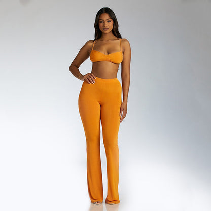 Conjunto naranja visto de frente