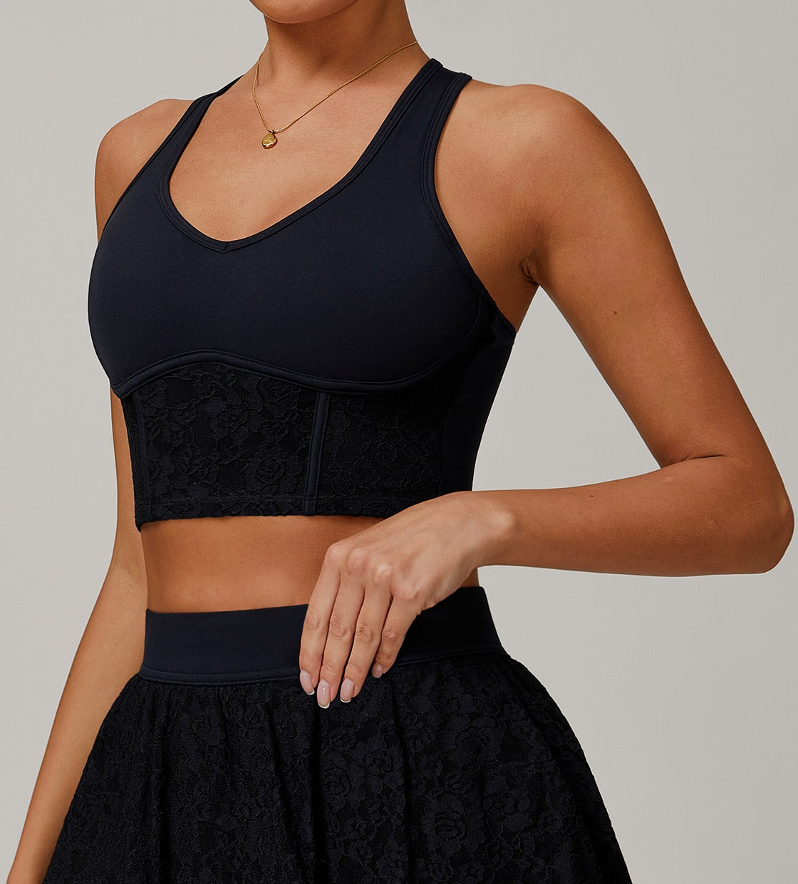 Top deportivo de encaje negro