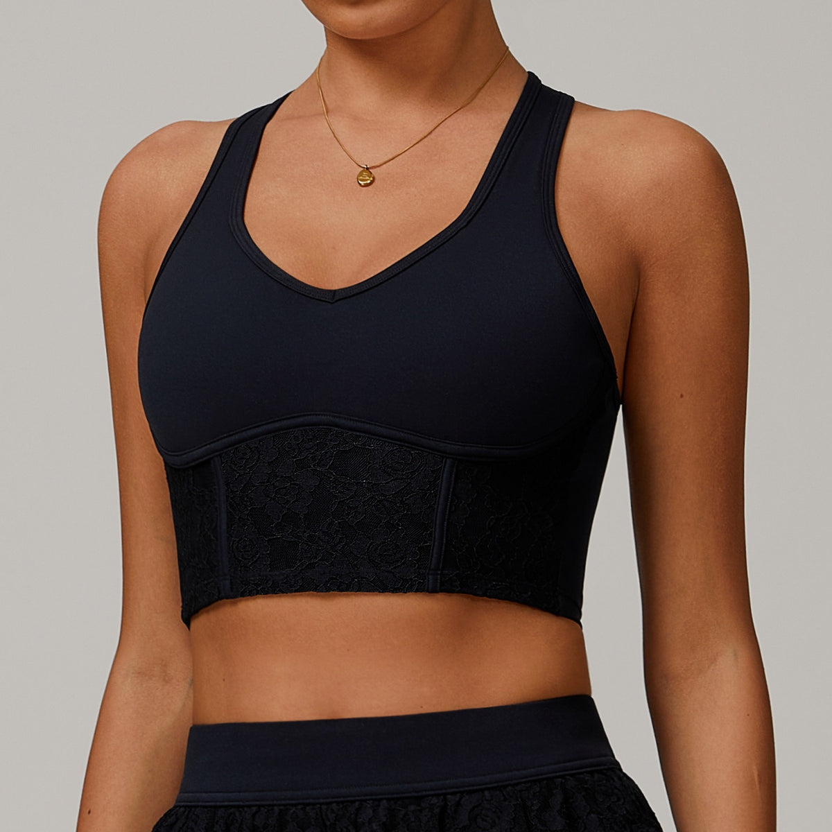 Top deportivo de encaje negro