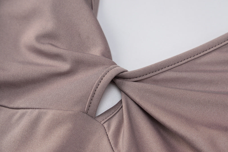 Detalle del escote en V con nudo