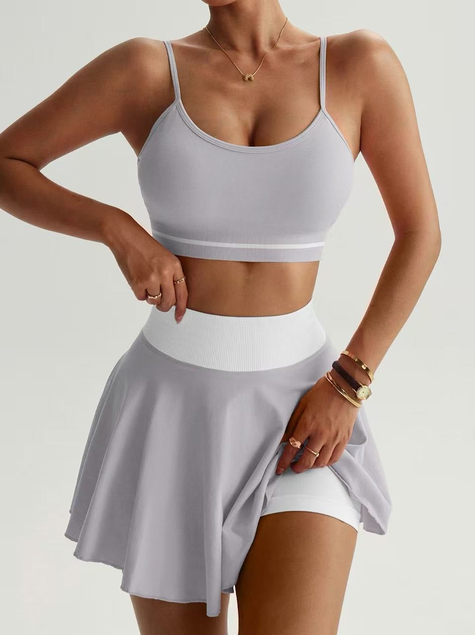 Conjunto de pádel con falda plisada gris perla